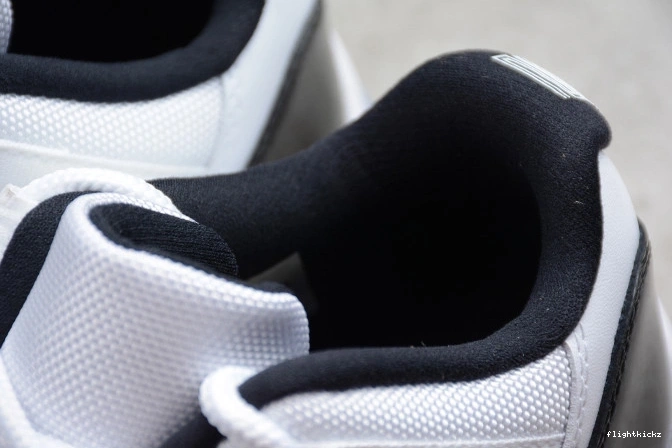 Air mens 11 Low Retro Black 